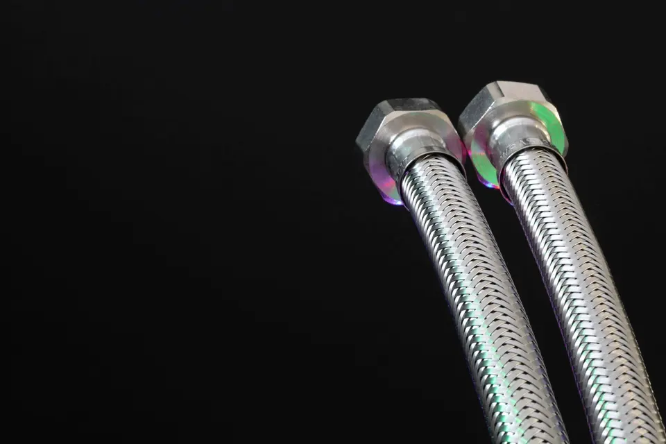 Flexible water pipe with steel braid